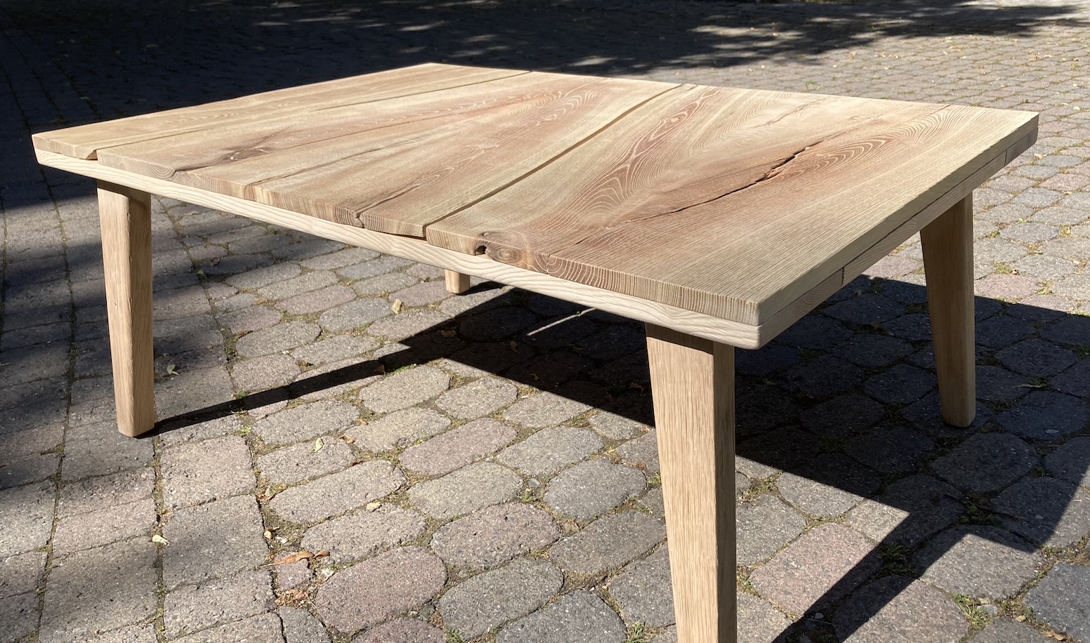 Salontisch aus stark gebürsteter und in der Sonne gebräunter Robinie, natur geseift, 2024